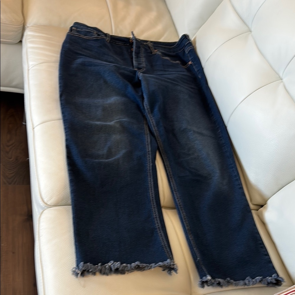 Blue Cropped Jeans with Frayed Hem